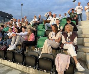 Kibice na otwarciu stadionu w Starachowicach
