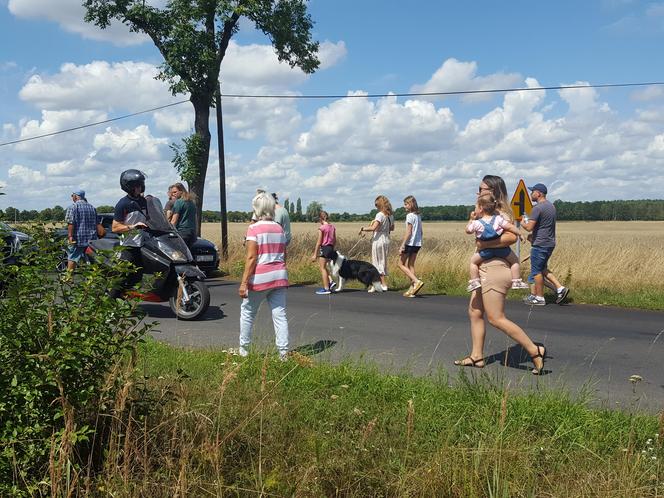 W Henrykowie koło Leszna kibice czekają na kolarzy 80. Tour de Pologne 
