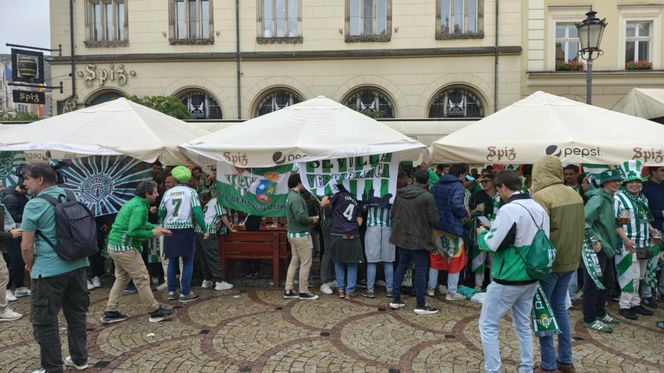 Gorąco przed finałem Ligii Konferencji we Wrocławiu. Tysiące kibiców na Rynku