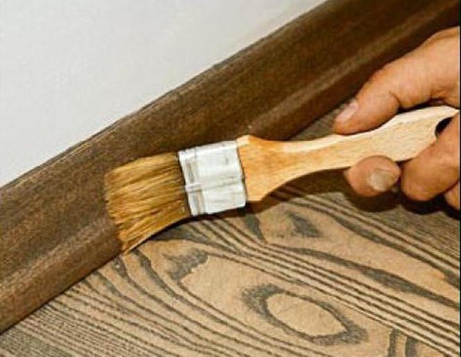 Jak zmienić barwę drewnianej posadzki