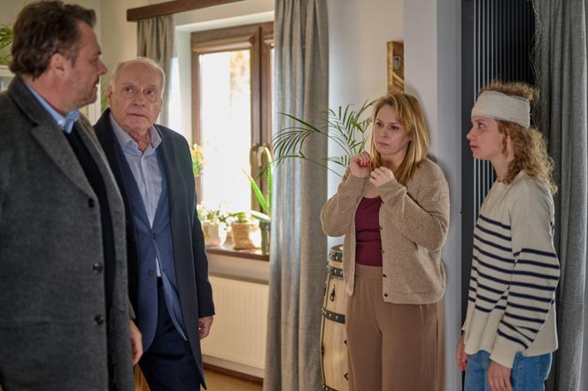 Na Wspólnej odc. 4044: Malwina (Martyna Dudek), Hebel (Tadeusz Huk), Konrad (Marek Bukowski), Karolina Wysocka (Paulina Holtz)