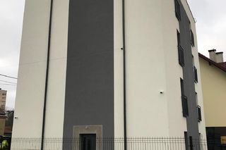 Blok z mikrokawalerkami przy ul. Rokitniańskiej w Krakowie