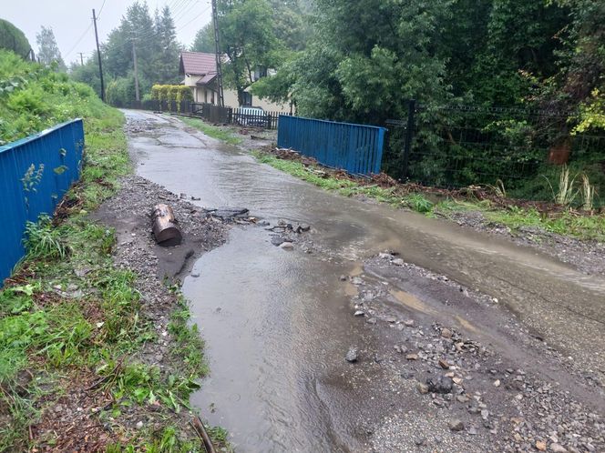 Zalane ulice i posesje. Trudna noc w gminie Goleszów w powiecie cieszyńskim