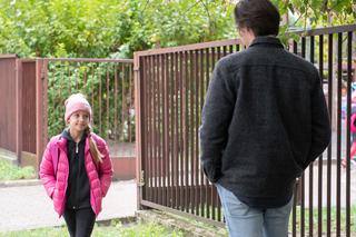 Na Wspólnej, odc. 2813. Julka (Maja Oświecińska), Adam (Karol Puciaty)