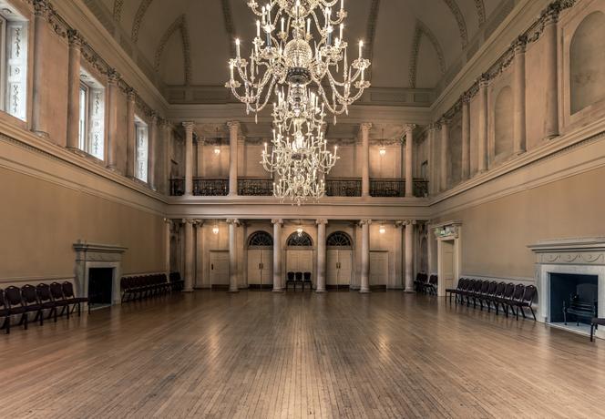 "Bridgertonowie". Miejsca z serialu - Bath Assembly Rooms 