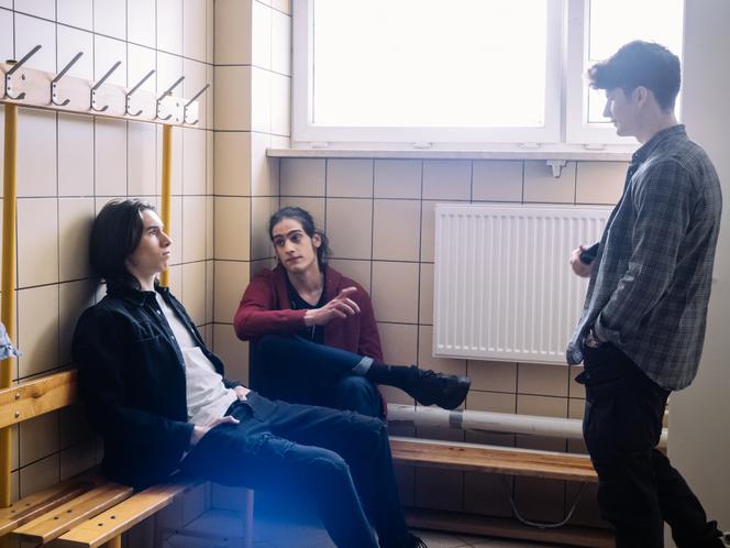 Na Wspólnej, odc. 3279: Janek (Bartłomiej Kraszewski), Słowik (Maksymilian Piotrowski), Antek Tomkiewicz (Jakub Jankiewicz)