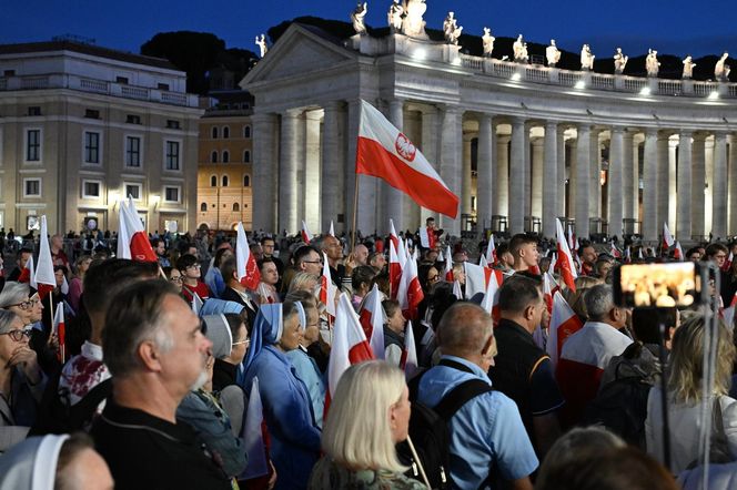Zło dobrem zwyciężaj. Setki osób czuwały w Watykanie w rocznicę wyboru Jana Pawła II