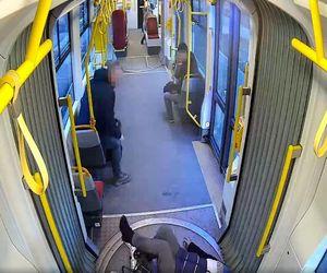 Szokujące sceny z tramwaju w Warszawie. Opublikowano właśnie nagranie. „Trzymaj się mocno”