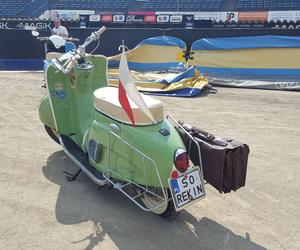 Osy kręciły kółka na stadionie żużlowym w Lesznie. Ogólnopolski zlot skuterów Osa Osieczna-Leszno 