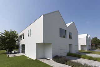 Domy stanowią spójną całość – porządkuje je wszechobecna biel i równy rytm dachów. Dzięki rezygnacji z płotów mieszkańcy mogą cieszyć się wspólnym dużym ogrodem