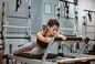 Czym różni się pilates na macie od reformera? Poznaj kluczowe różnice w treningu