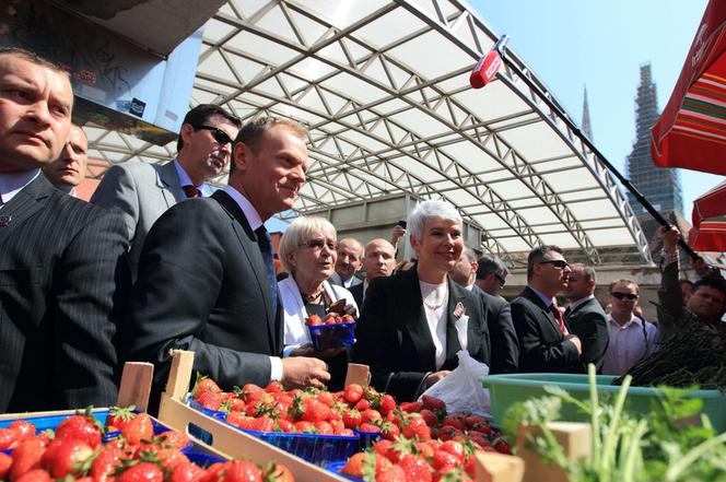 Donald Tusk kupuje truskawki na targu w Zagrzebiu