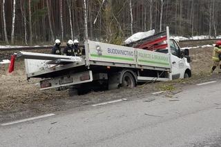 Wypadek śmiertelny w Białogrądach. Bus uderzył w drzewo. Zginął kierowca [ZDJĘCIA]