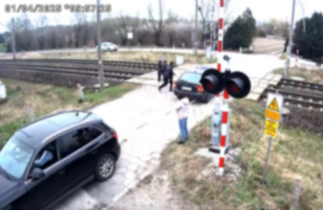 O krok od tragedii. Samochód zepsuł się im na przejeździe. LIczyły się sekundy
