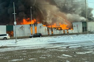 Gigantyczny pożar hali pełnej papieru w Bydgoszczy. Zjechało 37 zastępów z całego województwa