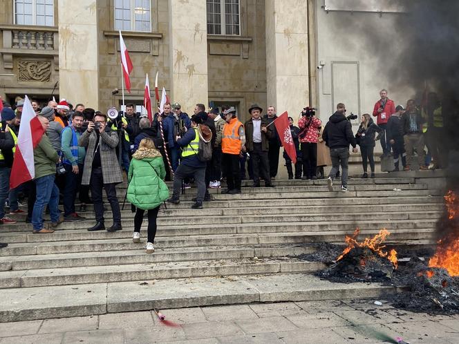 Protest rolników we Wrocławiu. Strajk wymyka się spod kontroli. Urząd Wojewódzki obrzucany jajkami