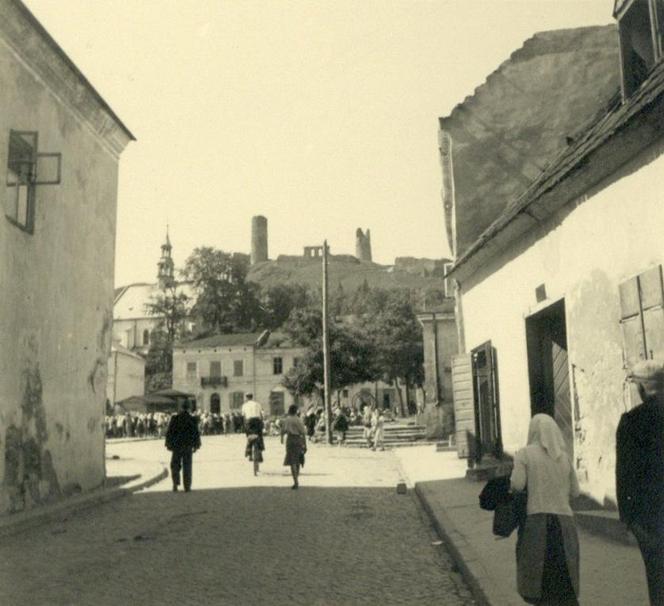 Chęciny: widok na zamek od strony miasta, fot. E. Krygier, 1945 