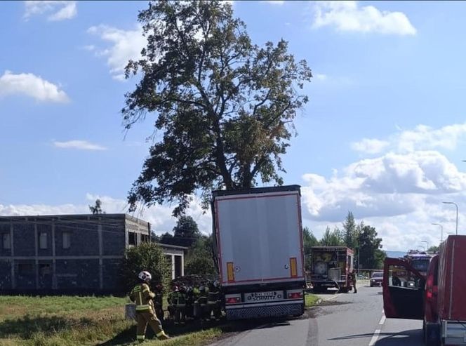 Tragiczny wypadek w Bielanach. Nie żyje kierowca osobówki