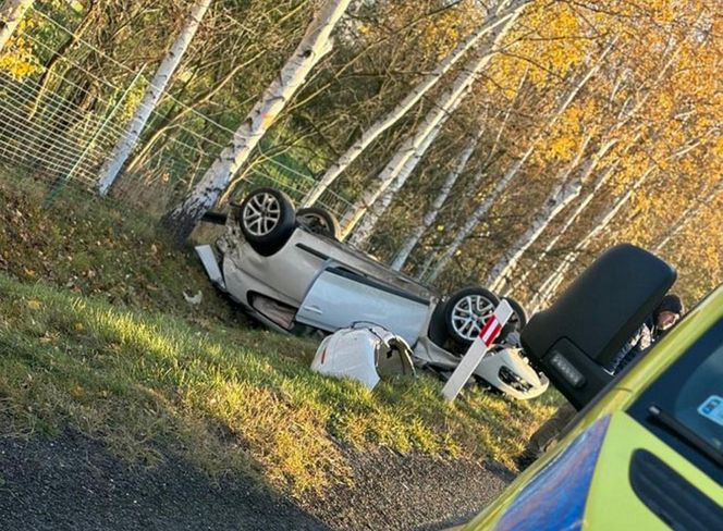 Ratownicy oburzeniem zachowaniem kierowców po wypadku na DK94 pod Legnicą. Nikt nie pomógł poszkodowanej kobiecie? [ZDJĘCIA]. 