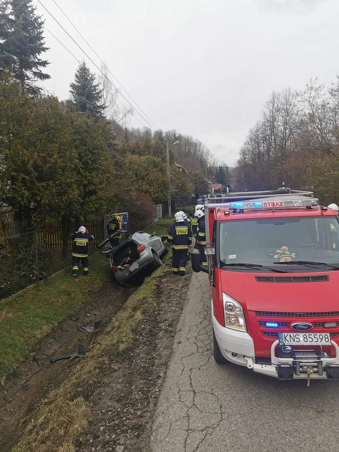 Toyota wypadła z jezdni i uderzyła w przepust. Groźna kraksa w Łomnicy