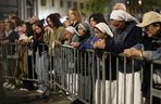 Tłumy w Watykanie. Wierni oddają hołd papieżowi Franciszkowi