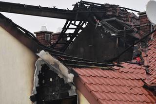Tragiczny pożar na Krzekowie. Nie żyje dziecko, które strażacy wyciągali z płomieni [ZDJĘCIA]