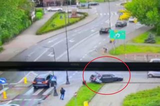 Pijany kierowca BMW skosił skrzyżowanie i wjechał w pieszych! Przerażające nagranie spod Piaseczna