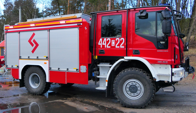 Łoniów: Piorun uderzył w dom, doszło do pożaru! Dziesięć zastępów strażaków w akcji!