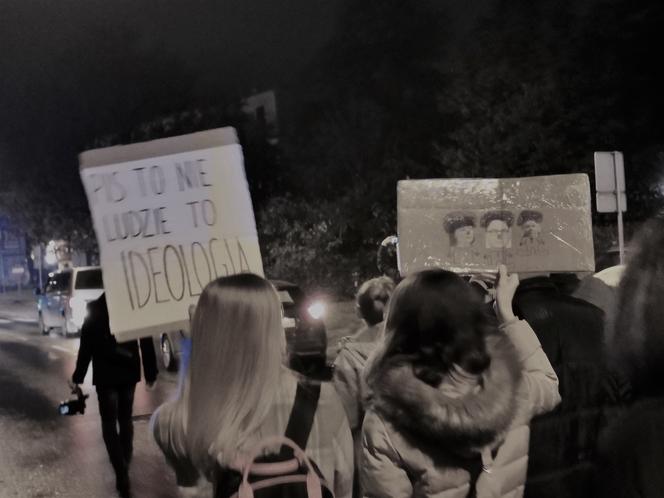 "Spacer zaniepokojonych obecną sytuacją". Strajk Kobiet w Kaliszu. 