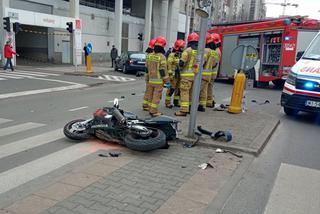 Koszmarny wypadek na ul. Białostockiej w Warszawie. Motocyklista trafił do szpitala