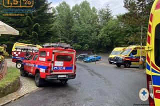 Dzieci i opiekunowie schowali się pod wiatą. Wtedy uderzył w nią piorun