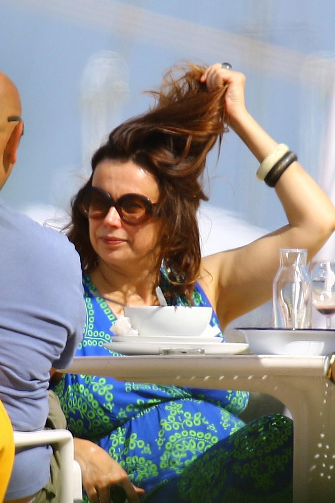 Renata Dancewicz kurzy na plaży