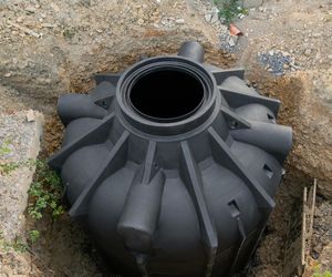 Szambo plastikowe. Jak wybrać i zamontować plastikowe zbiorniki na ścieki?