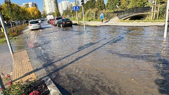 Ulica Abrahama jak rwąca rzeka. Mieszkańcy i pływalnia bez wody