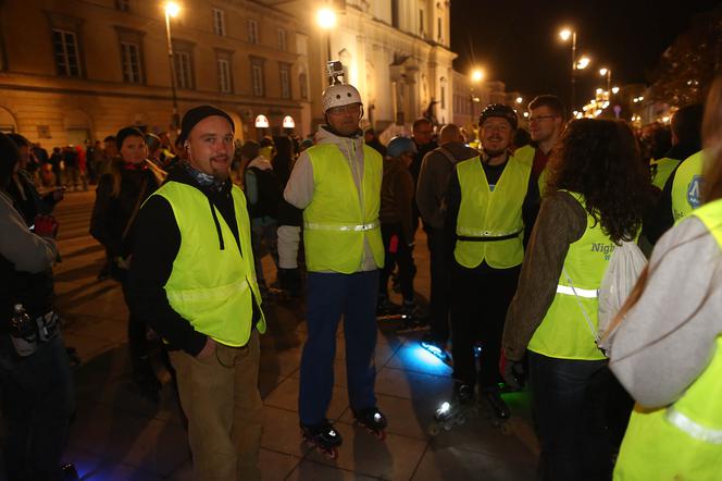 Nightskating. Warszawiacy przejechali stolicę na rolkach [Zdjęcia]