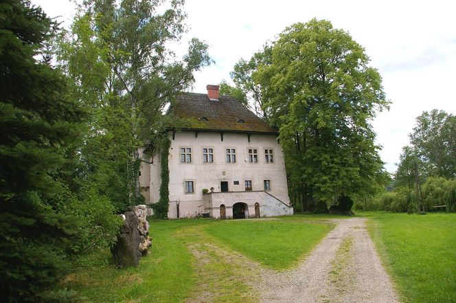 To jeden z najstarszych dworów obronnych w Małopolsce. Wzniesiono go w sławnej wsi