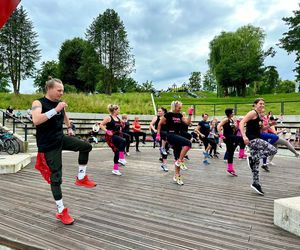 Rozgrzewająca zumba. Zatańcz na placu Jagiellończyka w Elblągu