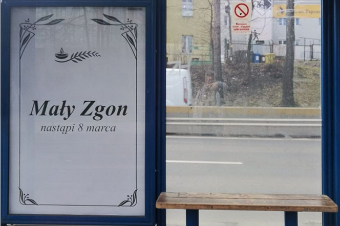 Mały zgon nastąpi 8 marca. Plakaty przypominające nekrologi wiszą na ulicach
