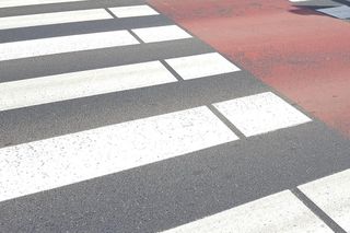 92-letni kierowca potrącił samochodem na pasach w Gostyniu pieszą i odjechał. Spieszył się do lekarza
