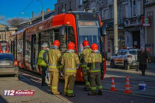 Tramwaj potrącił 72-latkę w Katowicach. Kobieta została przewieziona do szpitala 