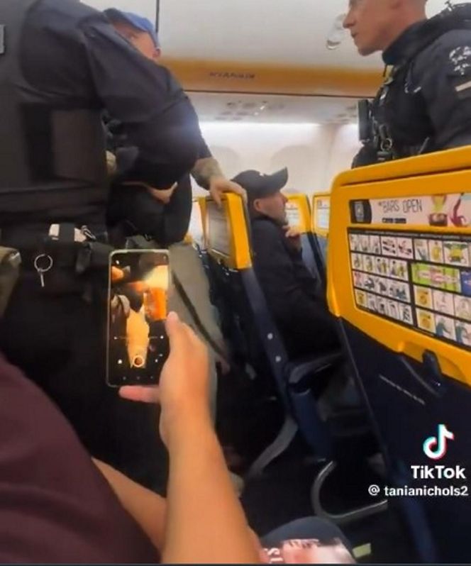 Bijatyka w samolocie! Wieczór kawalerski doprowadził do katastrofy. Zobacz wideo