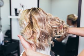 Flamboyage: na czym polega ta metoda koloryzacji włosów?