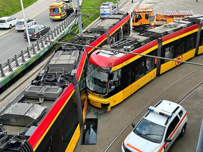 Totalna demolka na Bielanach. Roztrzaskane tramwaje i wielu rannych! Trzy osoby trafiły do szpitala