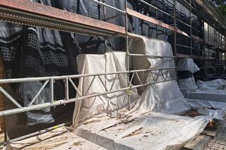 Remont Alei Zasłużonych na Starych Powązkach. Groby słynnych Polaków zakryte foliami 