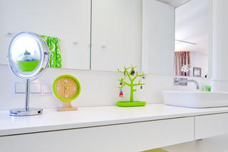 Nowoczesna łazienka: cała biała i zielone dodatki. Dobry pomysł na powiększenie łazienki