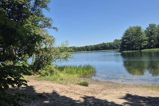To jedno z największych jezior w Olsztynie. Kusi turystów piaszczystymi plażami