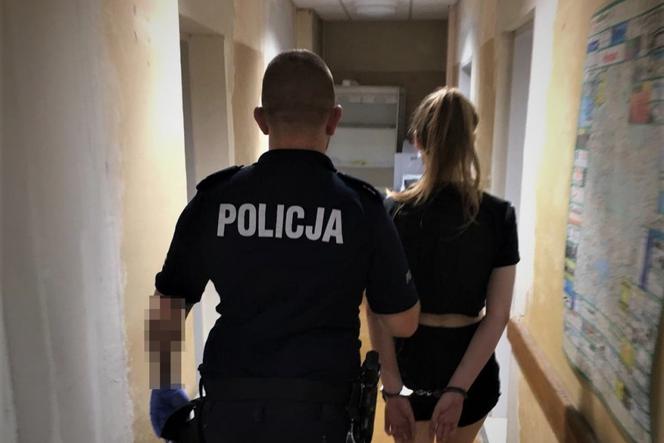 Śląskie: Szokujące zachowanie pijanej 17-latki. Włożyła do ust palec policjanta i... 