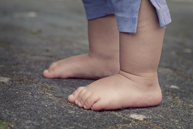 Olsztyn: Małe dziecko spacerowało ulicami miasta w samej piżamie. Uratowała je pracownica piekarni