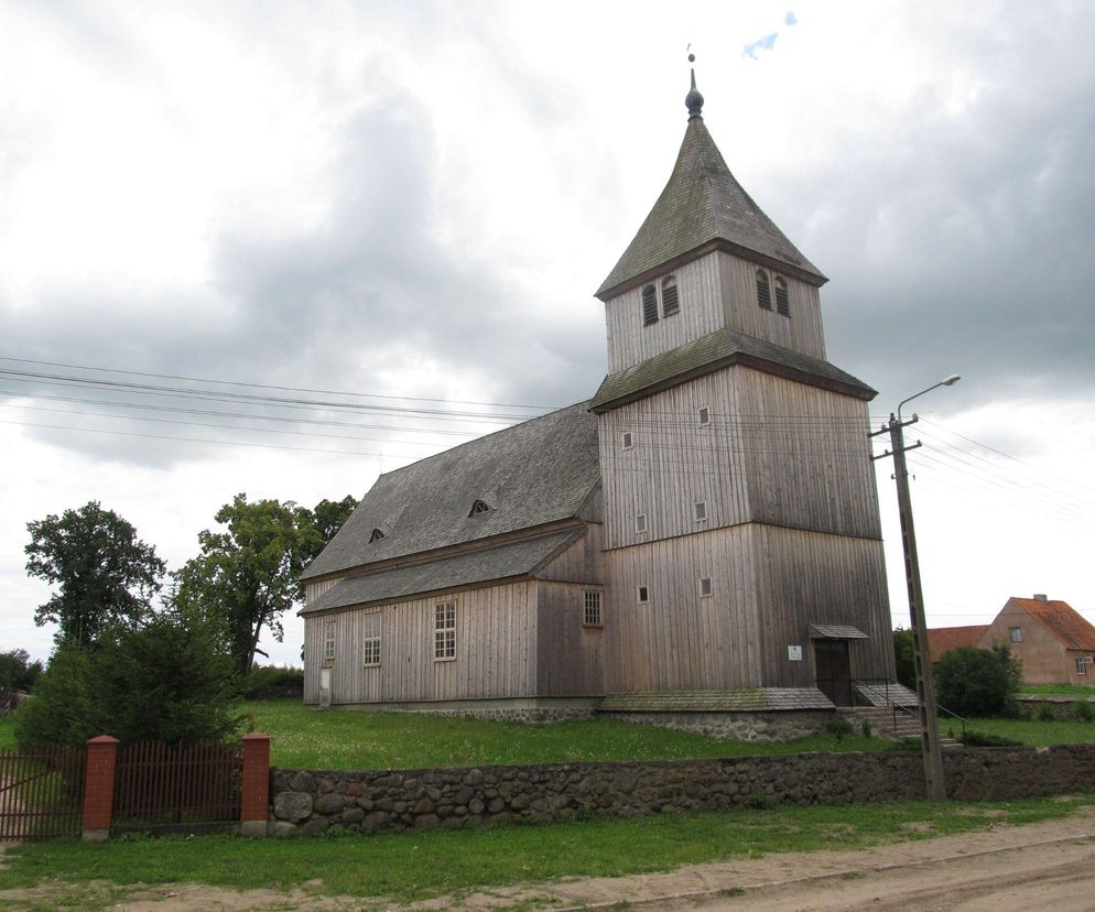 To jedno z nielicznych takich miejsc na Mazurach. Drewniany kościółek robi wrażenie!