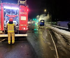 Bus stanął w ogniu! Samochód doszczętnie spłonął